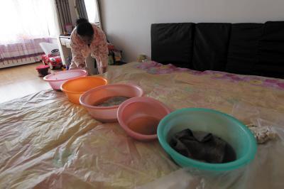 布尔津楼上漏水，住户失联，小区没物管，业主维权难！律师来支招……